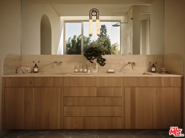 8164 Waring Avenue, Los Angeles, CA 90046