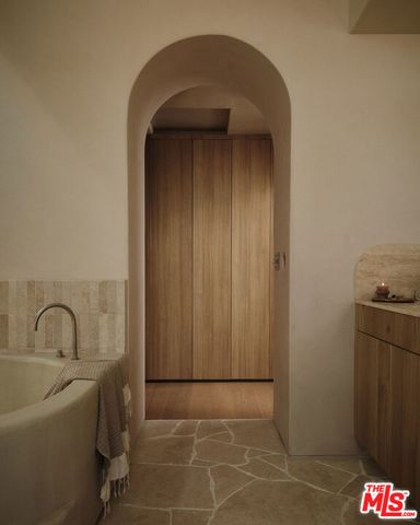 8164 Waring Avenue, Los Angeles, CA 90046