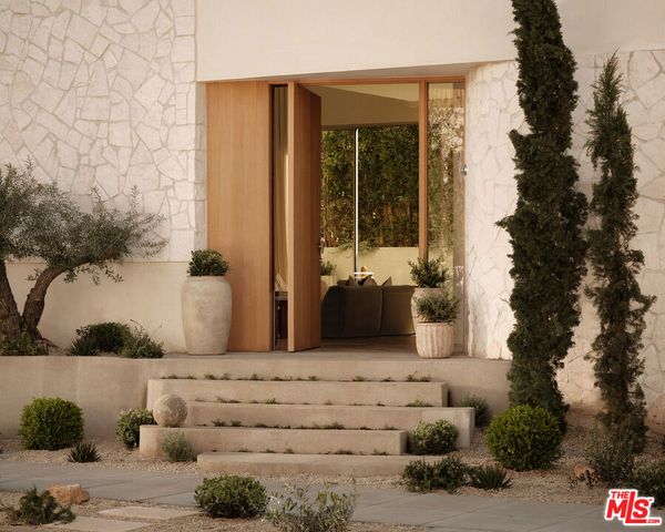 8164 Waring Avenue, Los Angeles, CA 90046