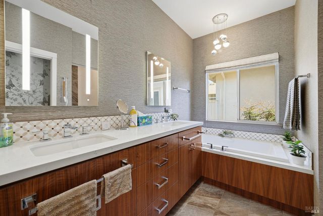 146 White Oak Dr, Santa Rosa, CA 95409