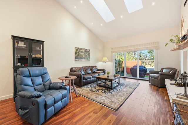 146 White Oak Dr, Santa Rosa, CA 95409