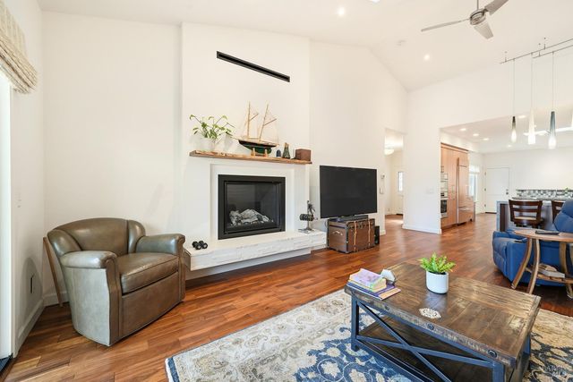 146 White Oak Dr, Santa Rosa, CA 95409