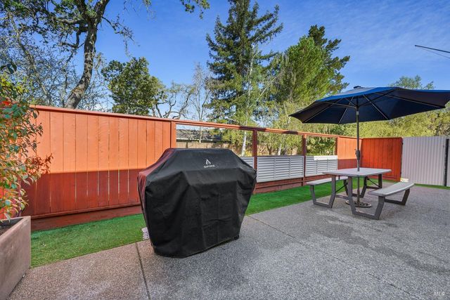 146 White Oak Dr, Santa Rosa, CA 95409