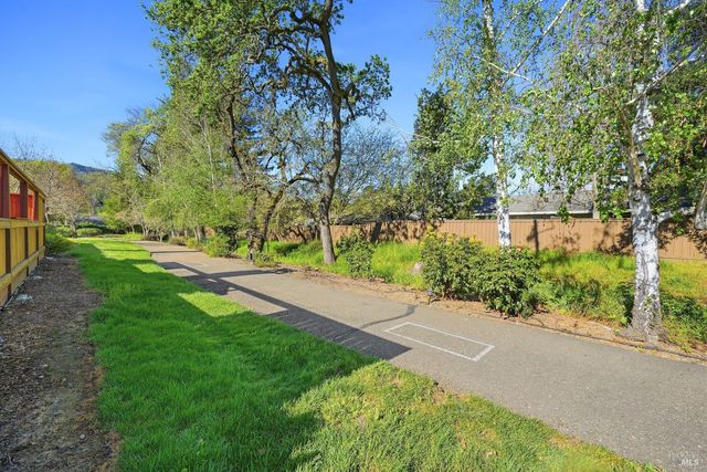 146 White Oak Dr, Santa Rosa, CA 95409