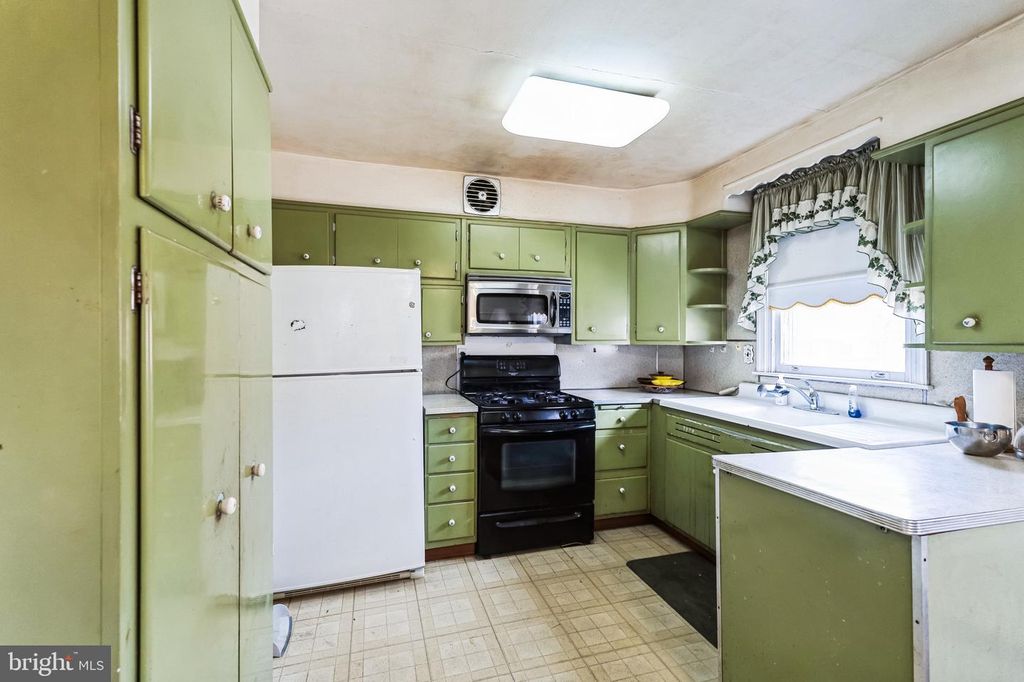 1135 E JOHNSON ST, Philadelphia, PA 19138