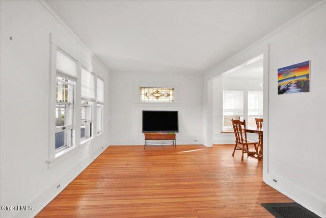 1095 Regent Street, Niskayuna, NY 12309