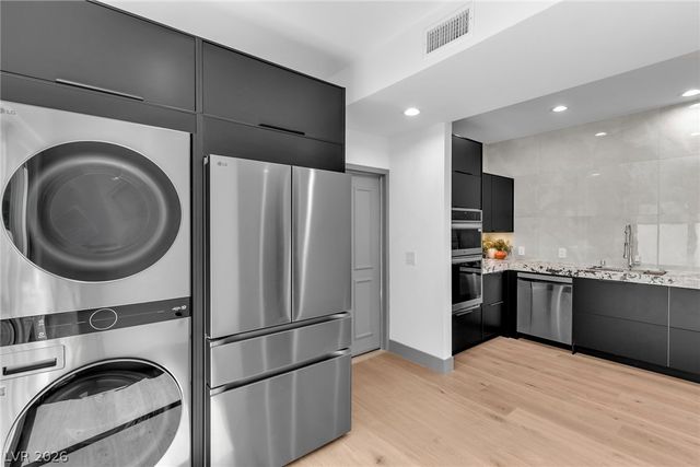 2861 Queens Courtyard Drive, Las Vegas, NV 89109