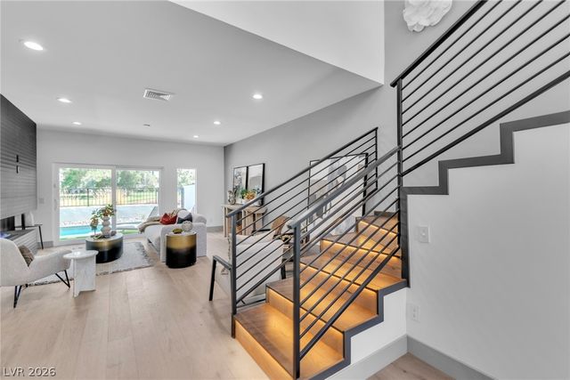 2861 Queens Courtyard Drive, Las Vegas, NV 89109