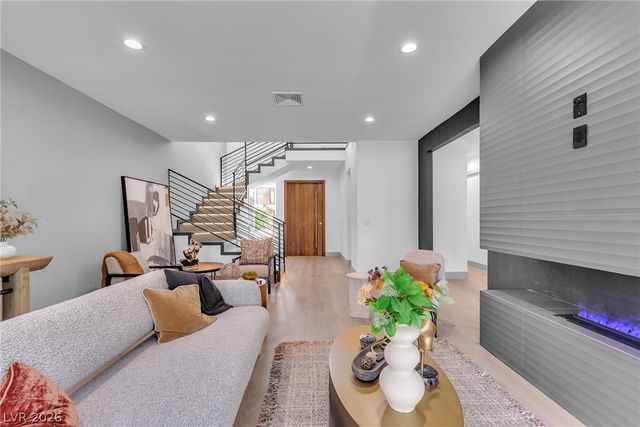 2861 Queens Courtyard Drive, Las Vegas, NV 89109