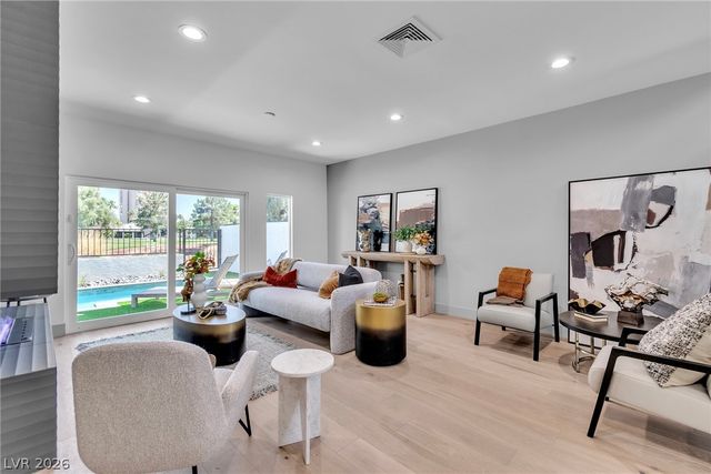 2861 Queens Courtyard Drive, Las Vegas, NV 89109