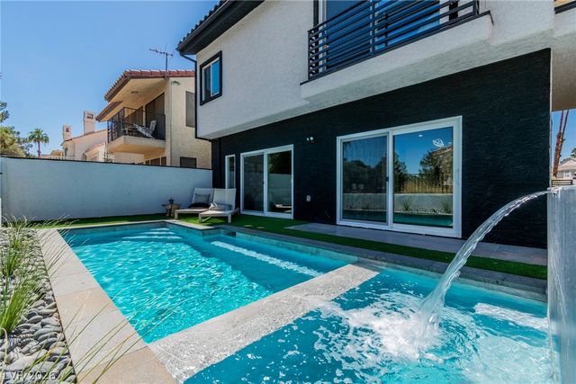 2861 Queens Courtyard Drive, Las Vegas, NV 89109