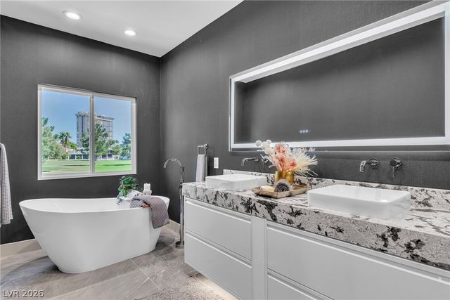 2861 Queens Courtyard Drive, Las Vegas, NV 89109