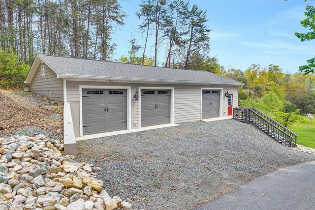 105 Inlet DR, Wirtz, VA 24184