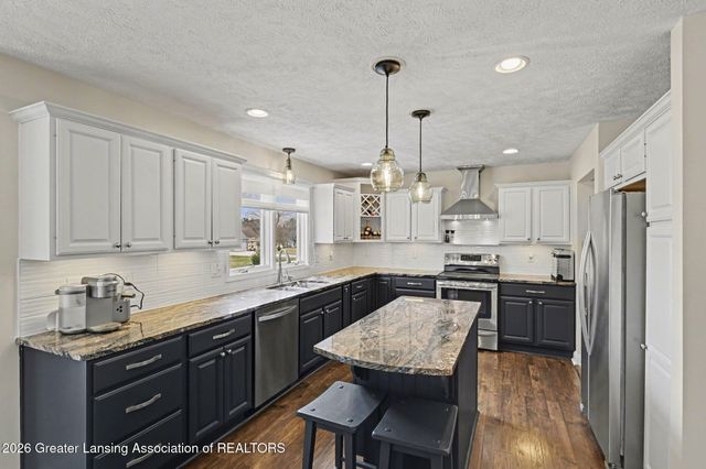 8573 W Lakeshore Drive, Perry, MI 48872