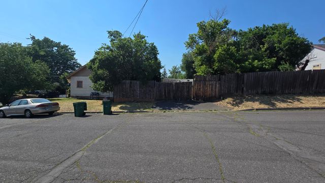 1642 Crescent Avenue, Klamath Falls, OR 97601