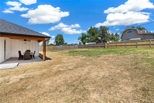 917 S 15th Street, Rogers, AR 72758