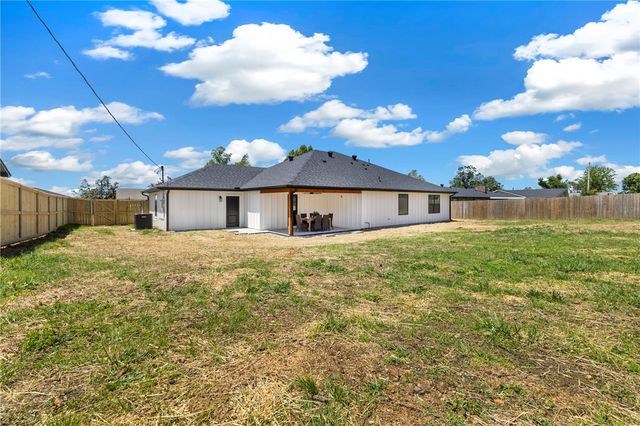 917 S 15th Street, Rogers, AR 72758