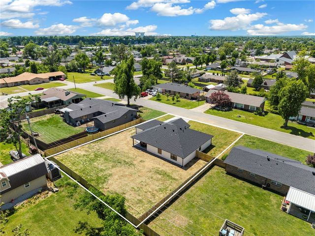 917 S 15th Street, Rogers, AR 72758