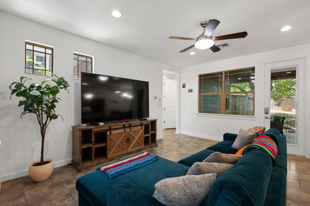 2208 Schriber ST B, Austin, TX 78704