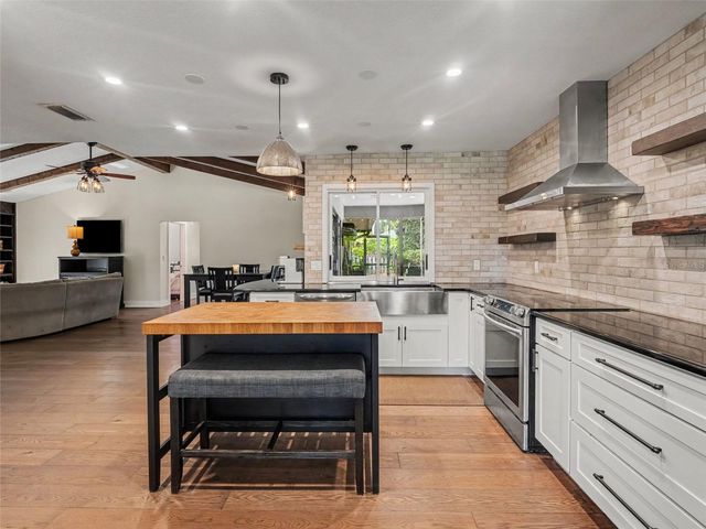 3911 COUNTRY VIEW CIR, Sarasota, FL 34233