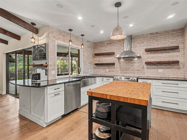 3911 COUNTRY VIEW CIR, Sarasota, FL 34233