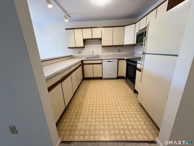 136 Deer Hill Avenue 205, Danbury, CT 06810