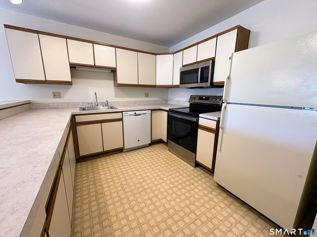 136 Deer Hill Avenue 205, Danbury, CT 06810