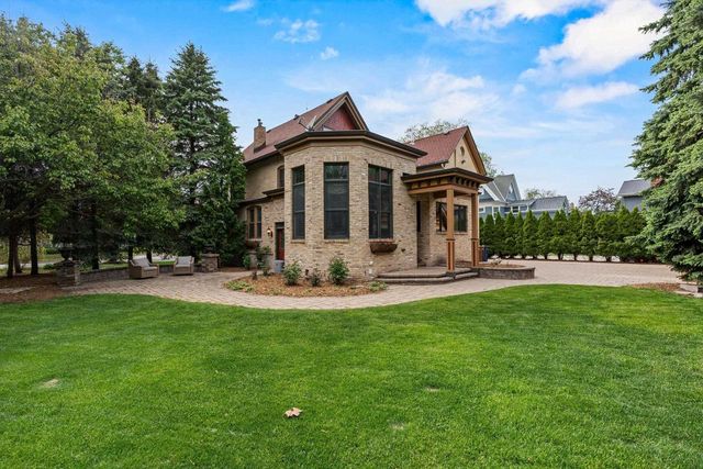 348 NAYMUT STREET, Menasha, WI 54952