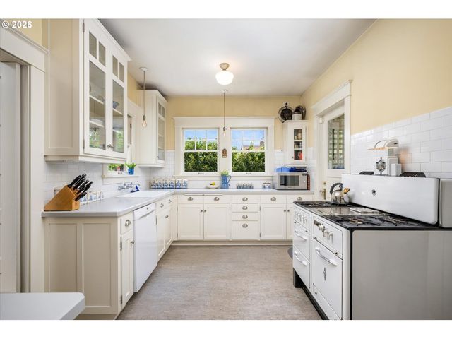 1838 Se HARRISON St, Portland, OR 97214