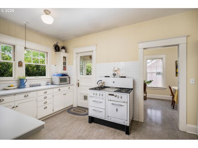1838 Se HARRISON St, Portland, OR 97214