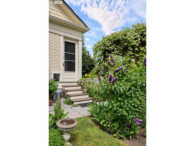 1838 Se HARRISON St, Portland, OR 97214