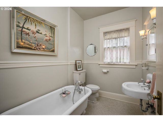 1838 Se HARRISON St, Portland, OR 97214