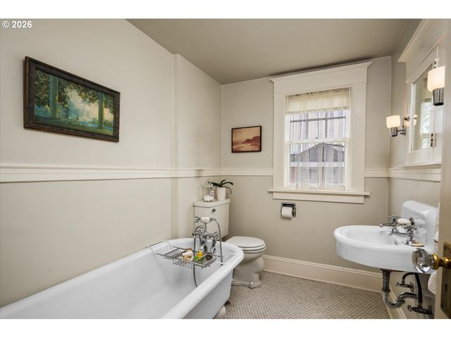 1838 Se HARRISON St, Portland, OR 97214
