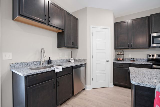 3605 Westlake Dr, Clarksville, TN 37040