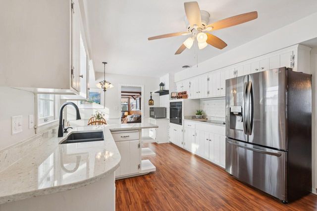 4785 Meadow View W, Brookfield, WI 53005