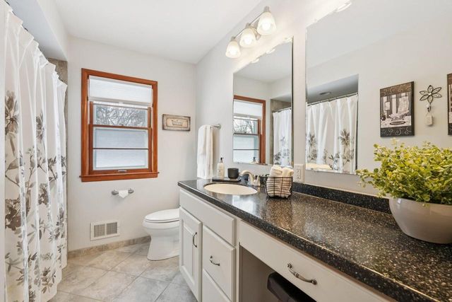 4785 Meadow View W, Brookfield, WI 53005