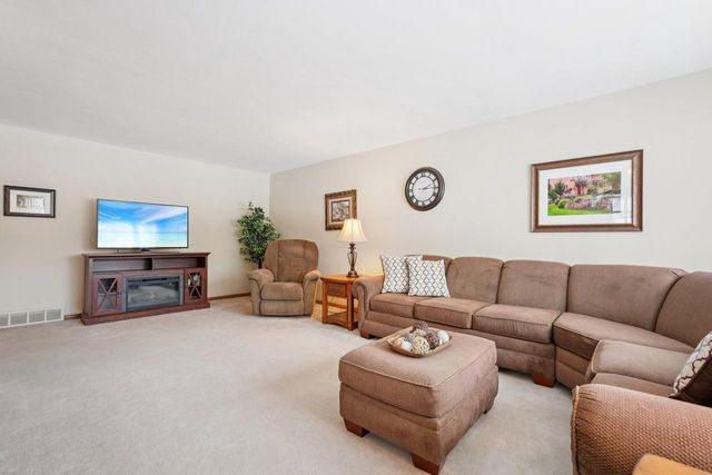 4785 Meadow View W, Brookfield, WI 53005