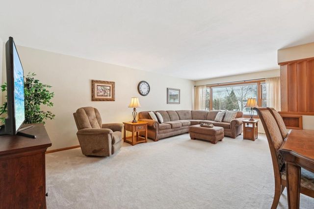 4785 Meadow View W, Brookfield, WI 53005