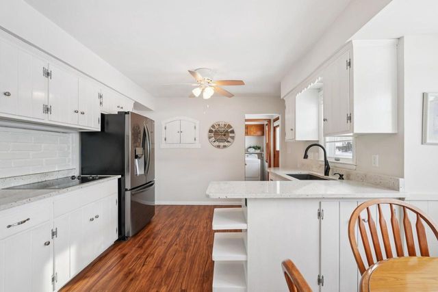 4785 Meadow View W, Brookfield, WI 53005