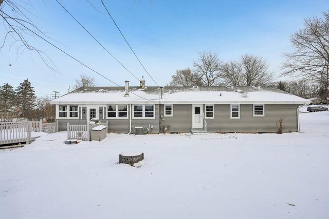 4785 Meadow View W, Brookfield, WI 53005