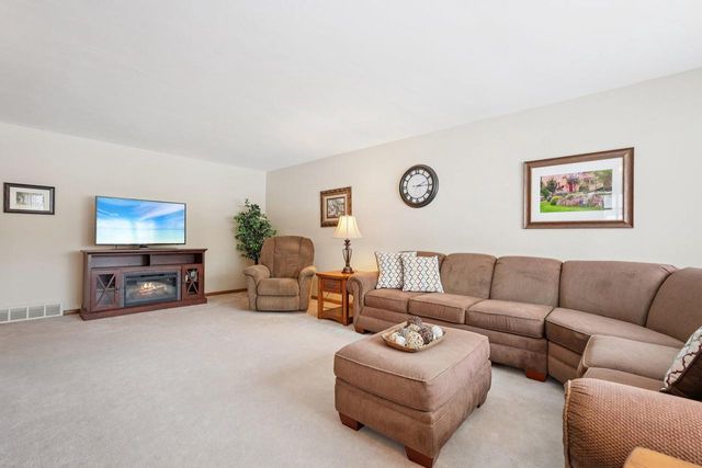 4785 Meadow View W, Brookfield, WI 53005