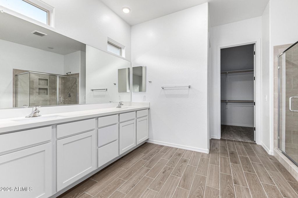 Image 8 of property listing at 18369 W YAVAPAI Street, Goodyear, AZ 85338