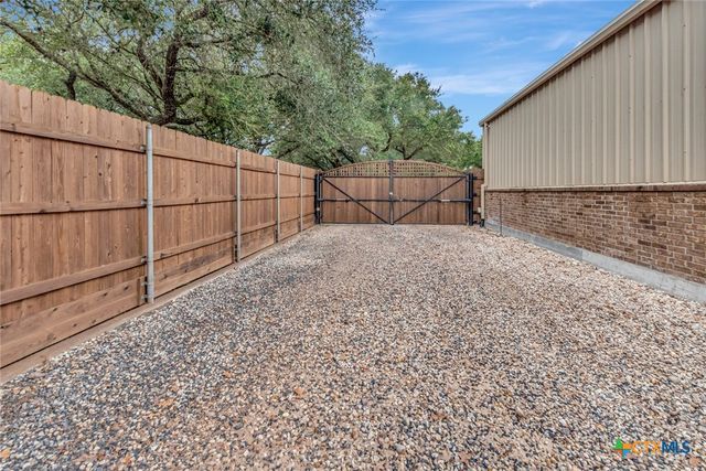 249 Post Oak Bend, Inez, TX 77968