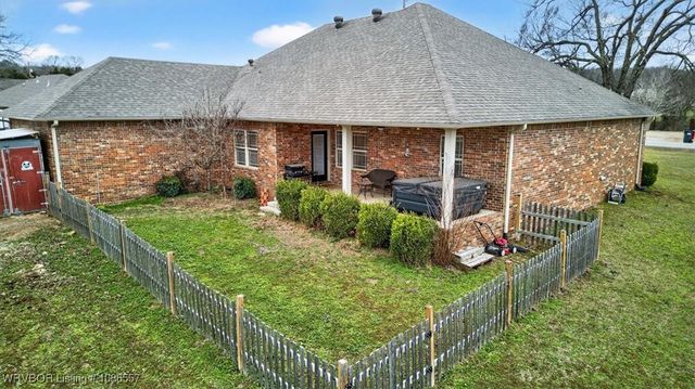 1407 N Camp Trail, Van Buren, AR 72956