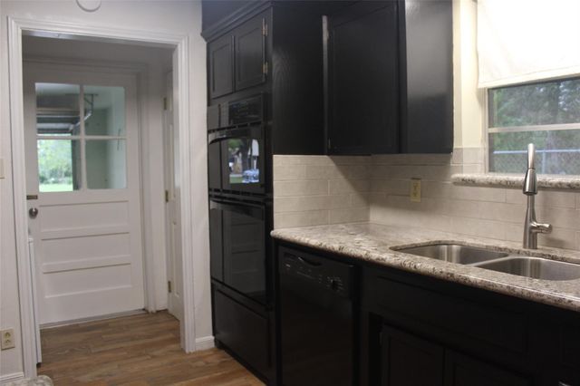 265 Wayne Drive, Clute, TX 77531