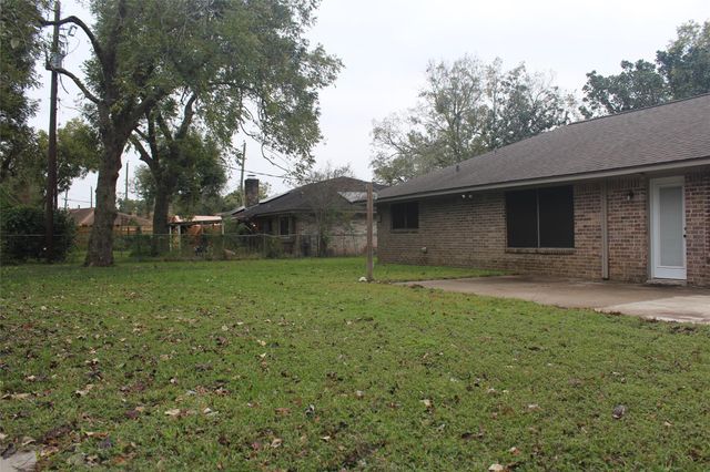 265 Wayne Drive, Clute, TX 77531