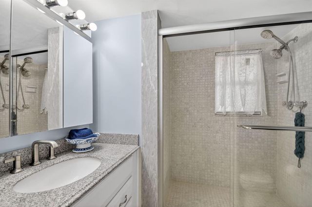 3524 Via Poinciana 303, Lake Worth, FL 33467