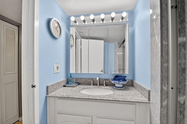 3524 Via Poinciana 303, Lake Worth, FL 33467