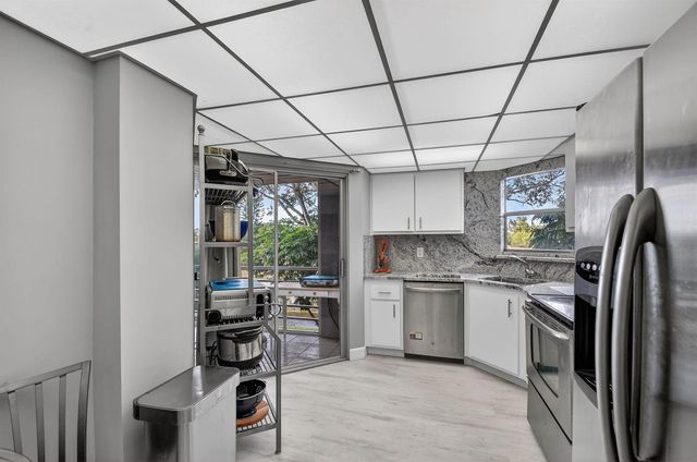 3524 Via Poinciana 303, Lake Worth, FL 33467