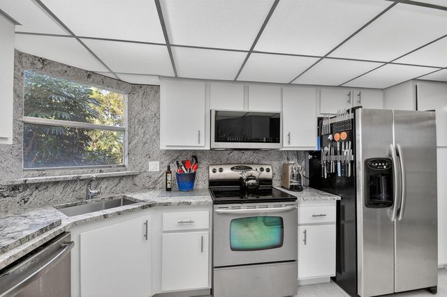 3524 Via Poinciana 303, Lake Worth, FL 33467